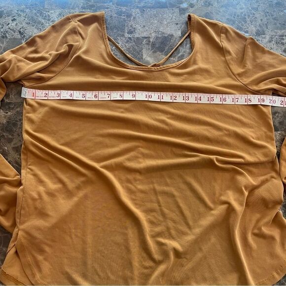 Betsey Johnson Performance Top Strappy Back Long Sleeve T-Shirt Spice Logo L - Picture 3 of 8